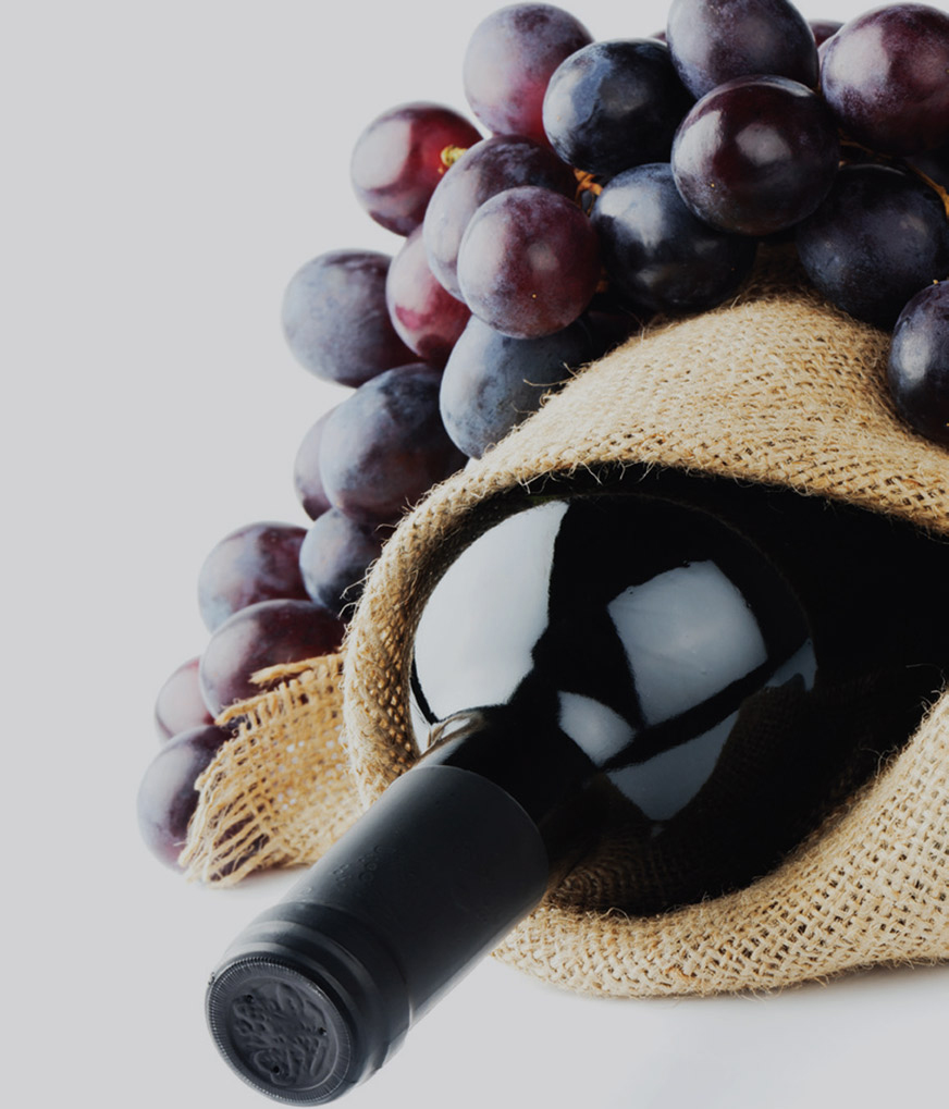 Botella de vino y uvas